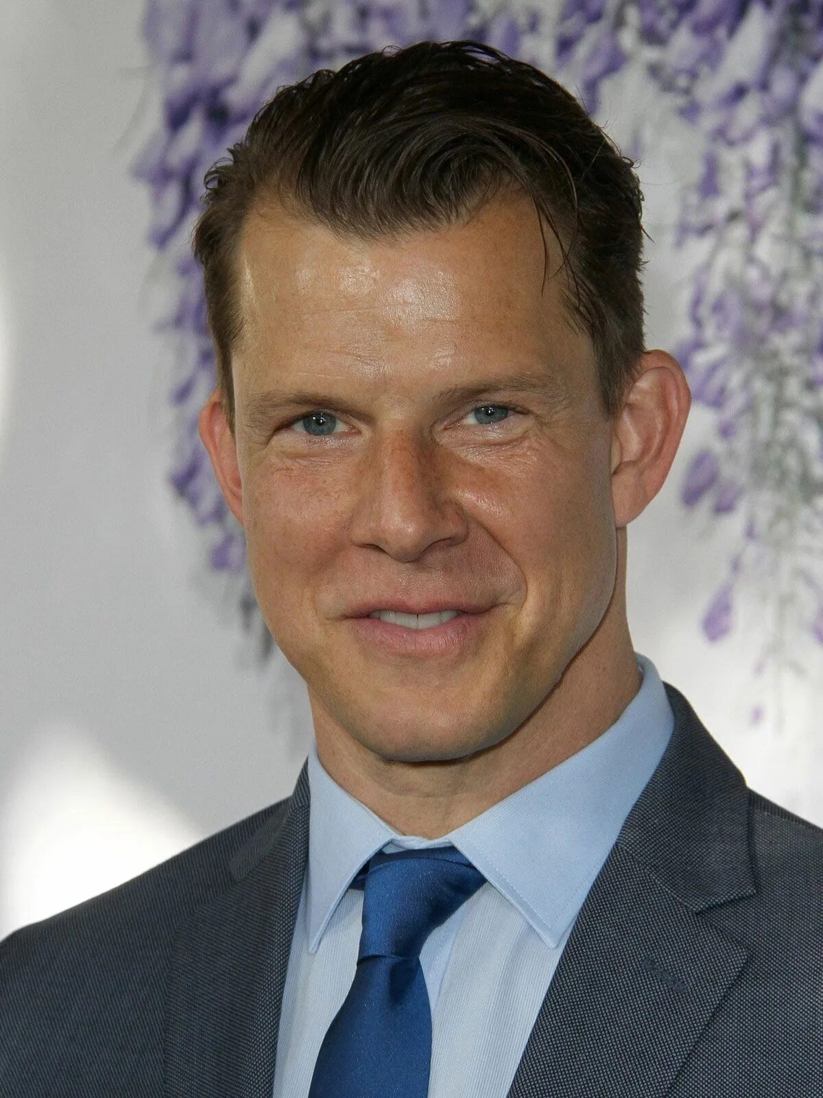 Eric Mabius.