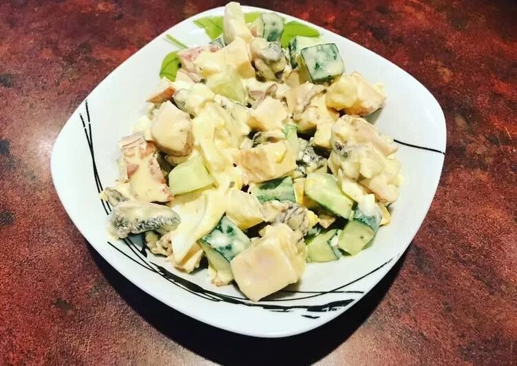 Салат от купца саяногорск. Салат анюта рецепт. Салат столичный рецепт с курицей. Салат анюта с сухариками. Салат анюта ингредиенты.