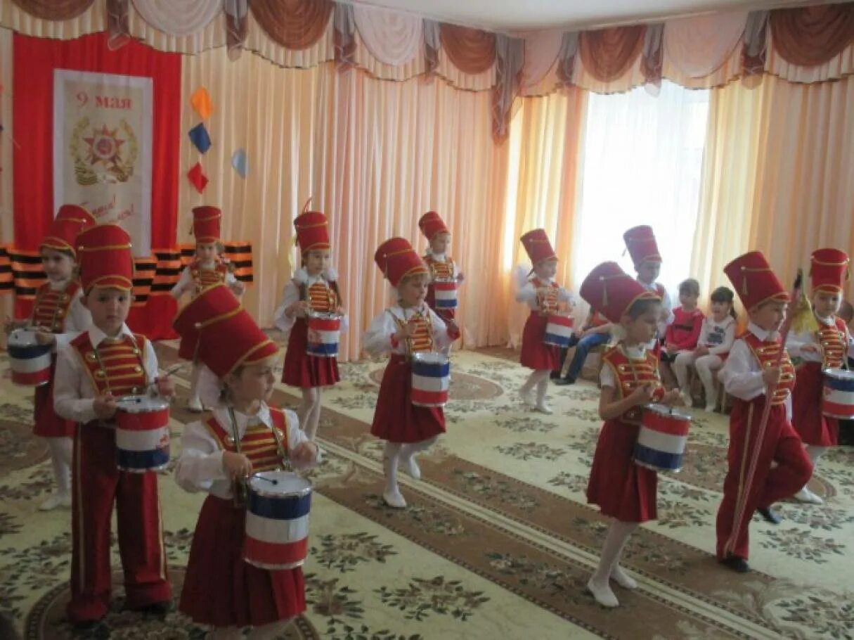 Патриотический танец видео. Патриотический танец для детей. детский патриотический танец в детском саду. танец подготовительной группы для родителей. атрибуты для патриотических танцев.