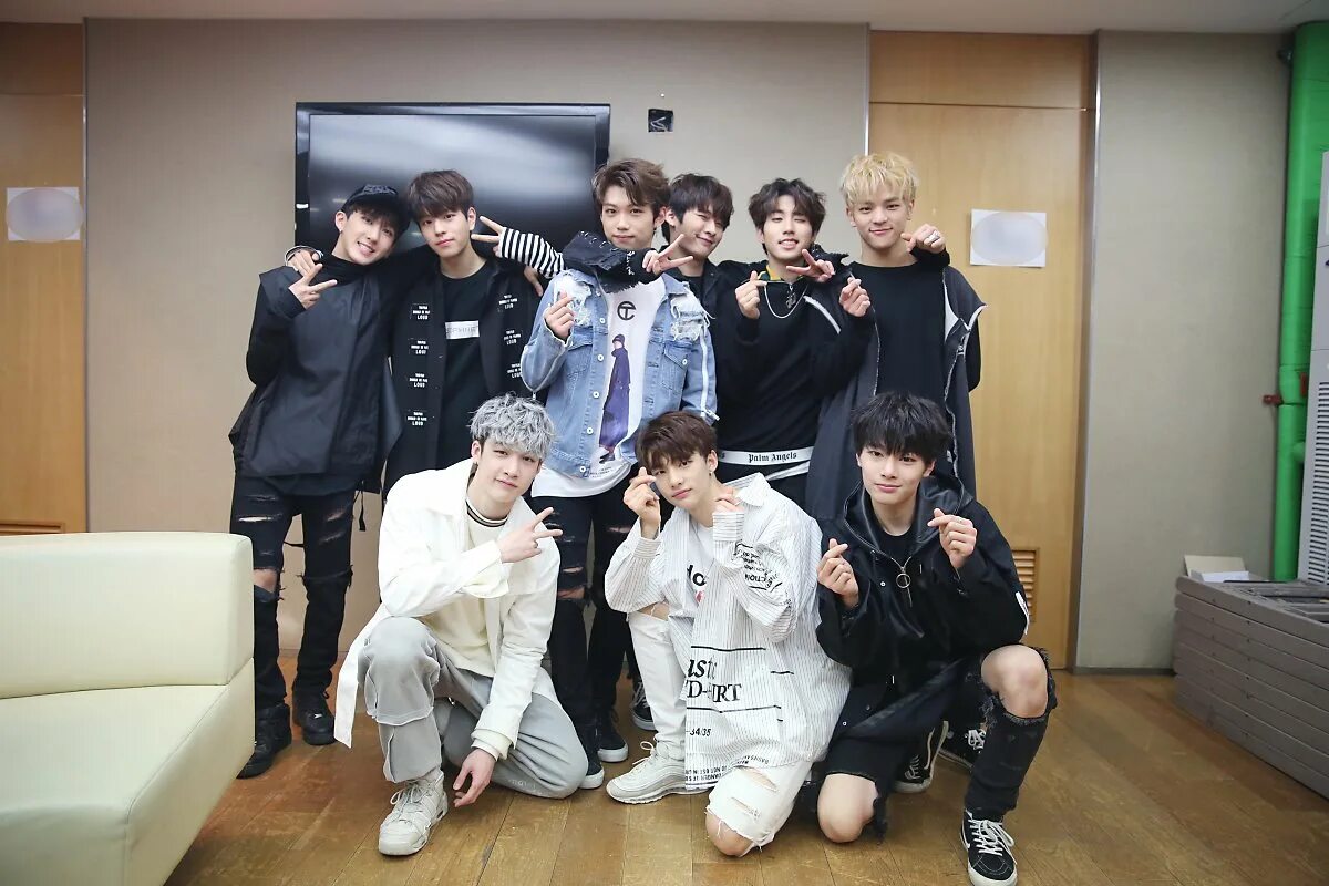 Группа stray kids дебют. Stray Kids дебют. Stray Kids 2018 дебют. Команда Stray Kids. Группа Stray Kids 2020.