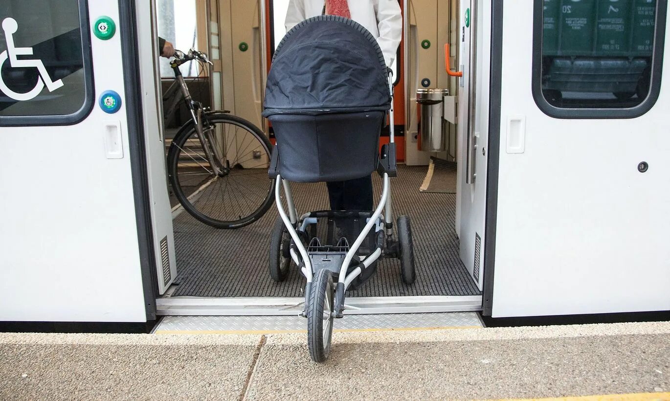 Детские коляски в подъезде. Детская коляска в поезде. Коляска в коридоре. Спать на балконе зимой. Чехол для коляски для хранения в подъезде.