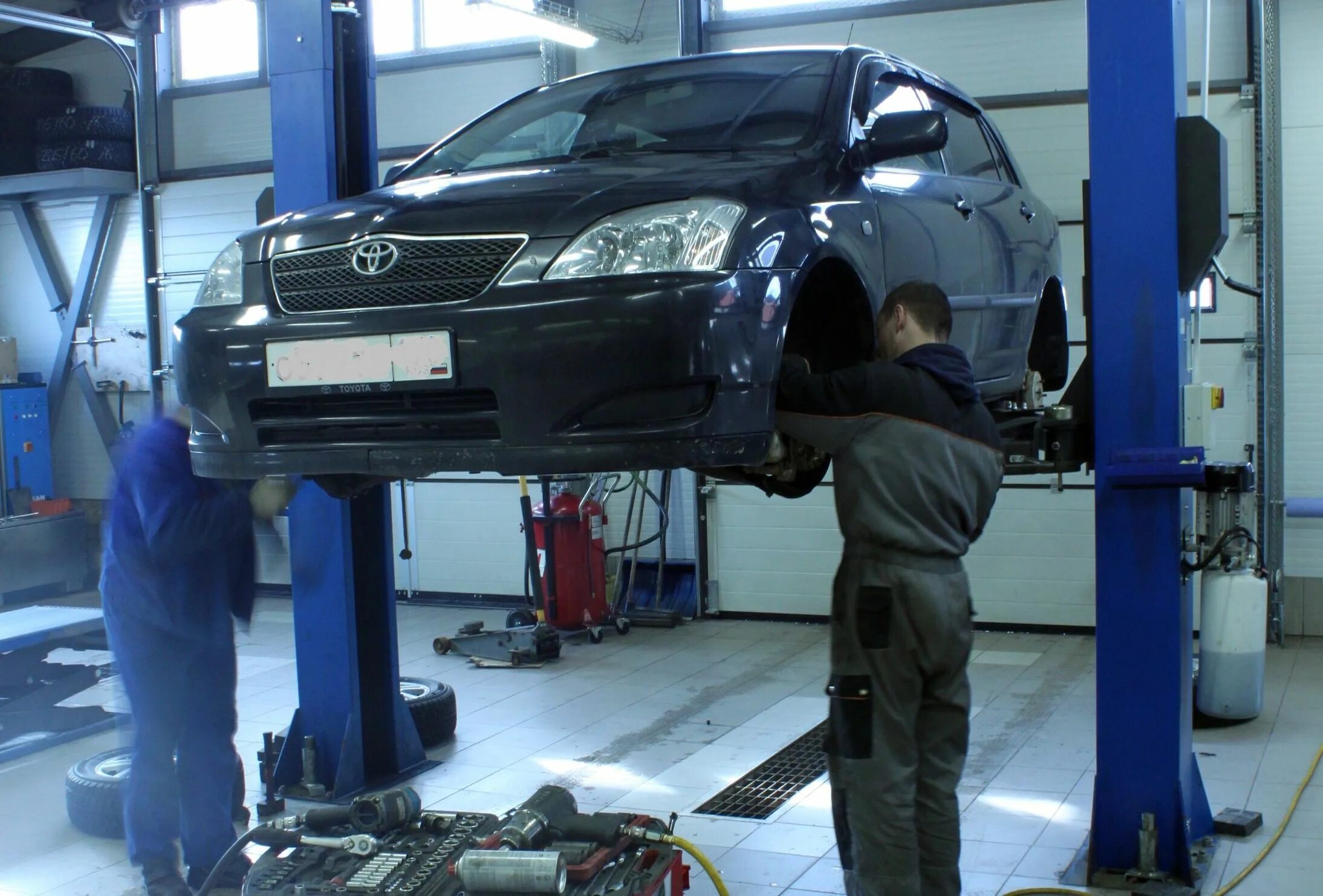 Автомобиль в сервисе. Машина в сервисе. Лучший автосервис. Машина в автосервисе. То автомобиля.