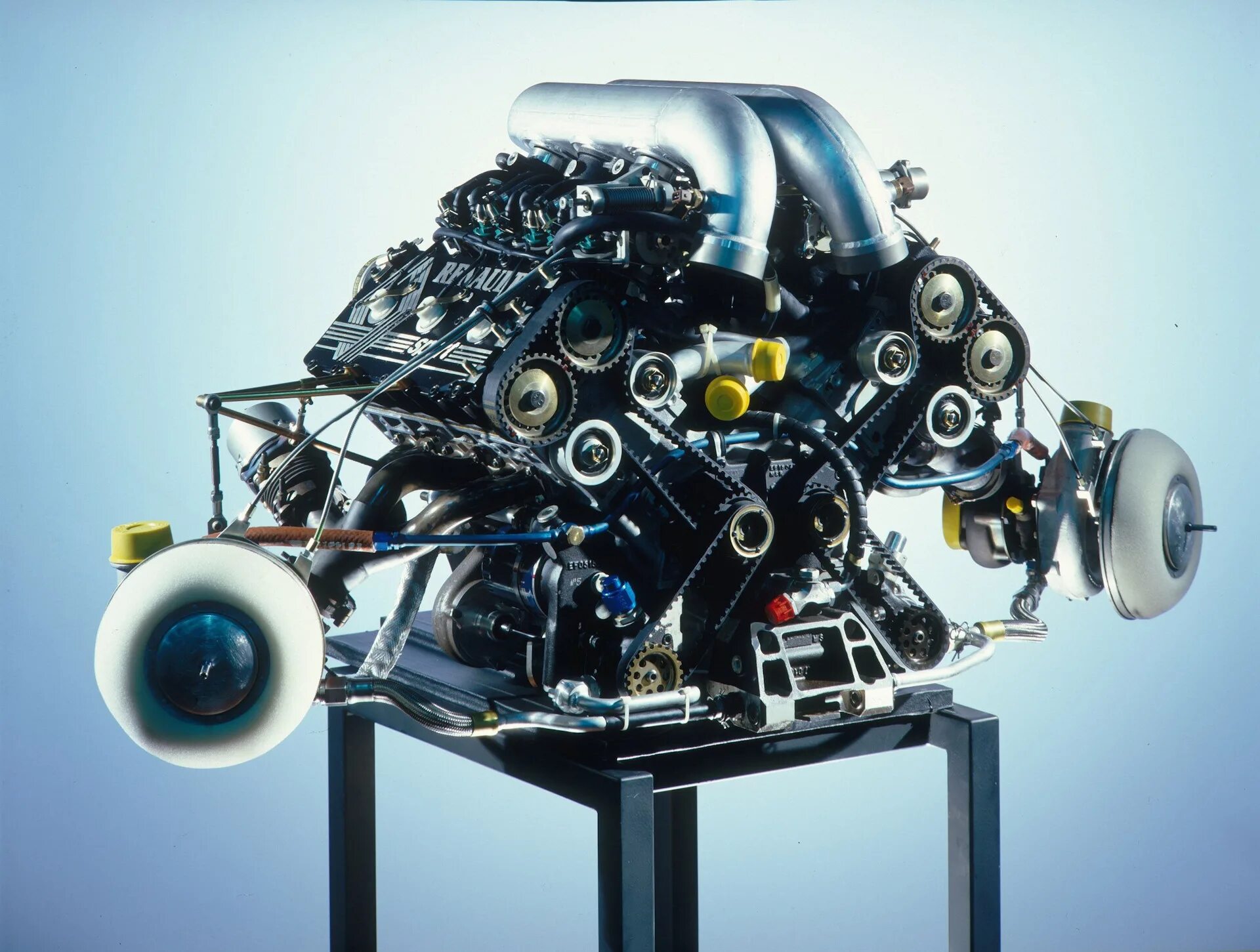 Renault f1 engine. Рено с двигателем v6. F1 v6. V6 Turbo. Модели двигателей рено