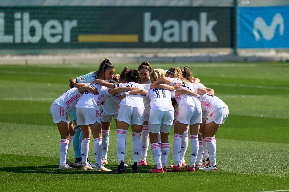 Реал мадрид жен. Женская команда мадрид. Реал мадрид жен. Реал мадрид жен. Реал женская команда.