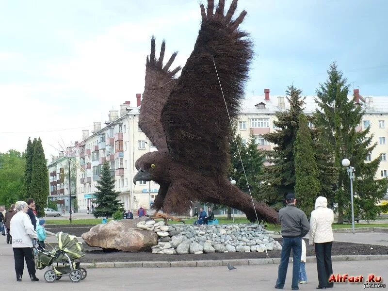 Россия 1 город орел. Город Орел скульптура "Орел-основатель". Памятник Орлу в Орле. Памятник Орлу в Орле на вокзале. Орел на Привокзальной площади г орла.