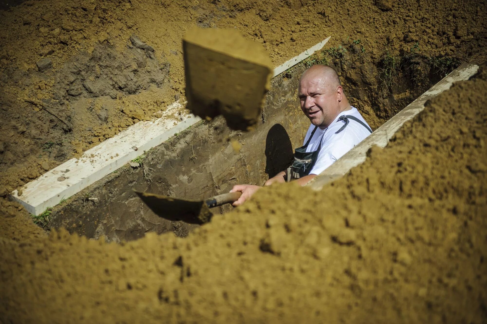 Ручная копка могил. Копает яму. Могильщик копает могилу. Почему хоронят на глубину 2