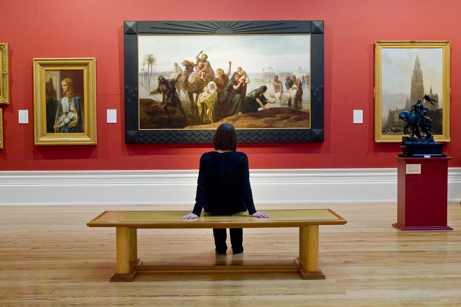 Человек рассматривает картину. Картинная галерея Третьяковская галерея. Картина в музее. Люди в галерее. Музей живописи.