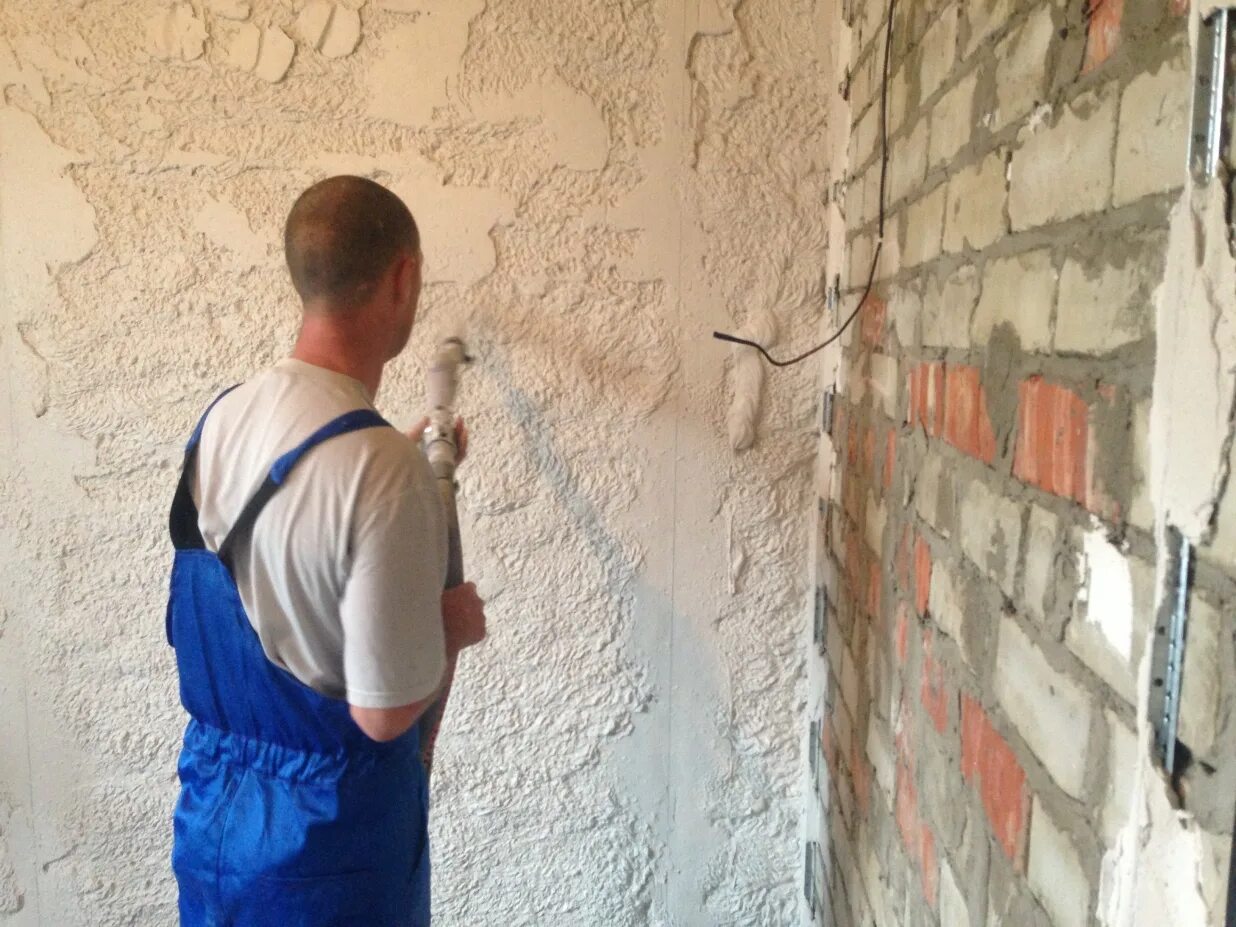 штукатурка стен на стройке. оштукатуривание стен. внутренний работа штукатурный. оштукатуривание стен. механизированная штукатурка по маякам.