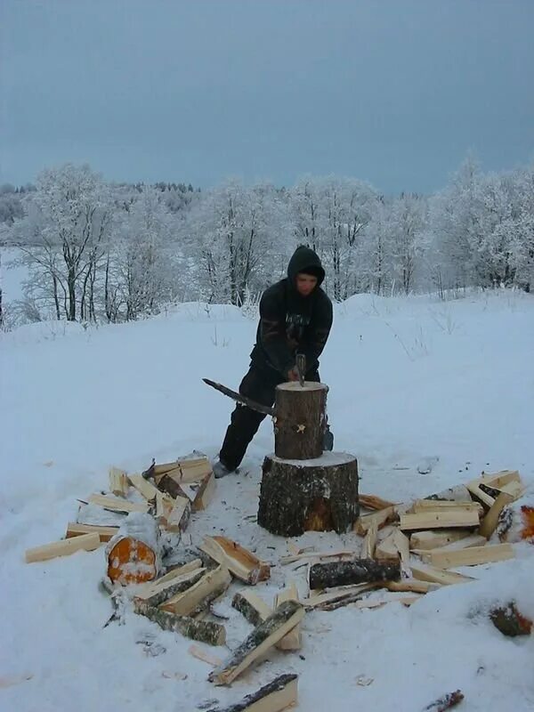 Дрова колют топором. Дрова зимой. Заготовка дров. Колка дров топором. Заготовка дров зимой.