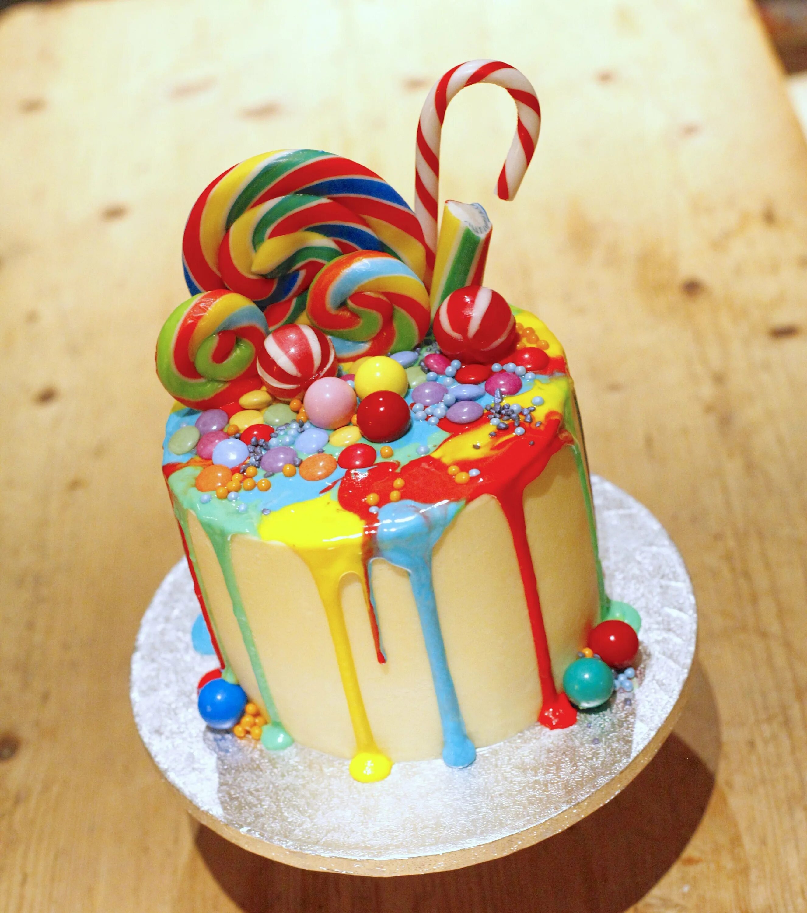 Украшение детского торта. Необычные торты своими руками. Тортик девочке своими руками. Украшение торта для девочки. Необычный детский торт.