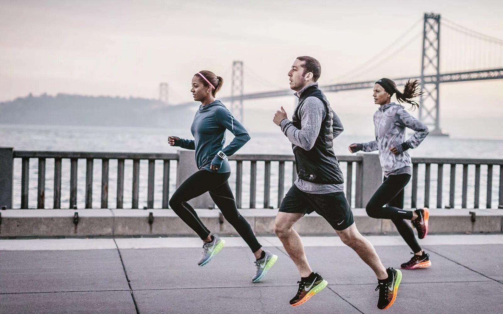 People go in for sports. Nike Running. Nike Running бег. Занятие спортом. Фотосессия в спортивном стиле.