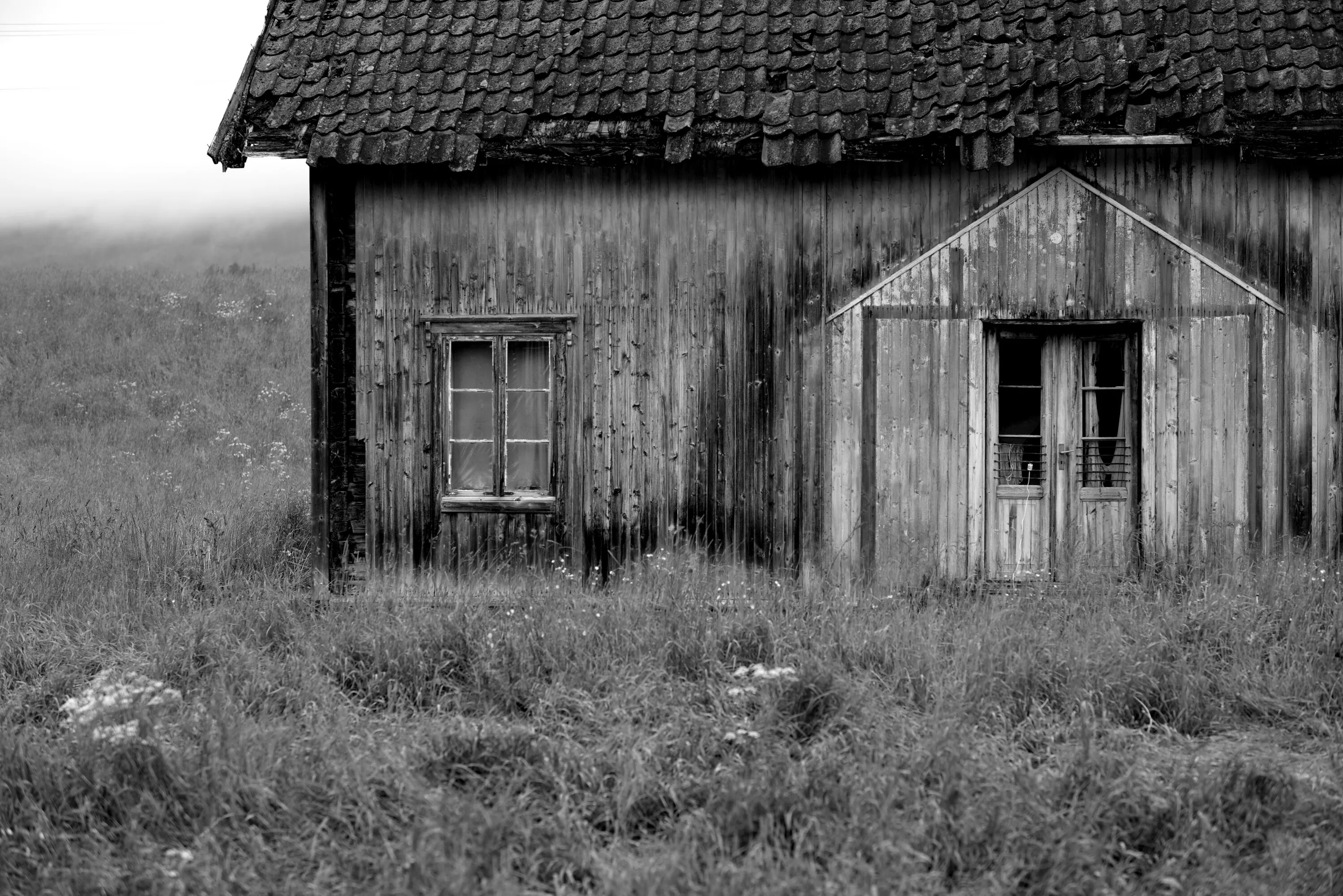 Старый серый дом. Старый деревянный дом. Деревенский дом. Страшный сарай. Темный сарай.