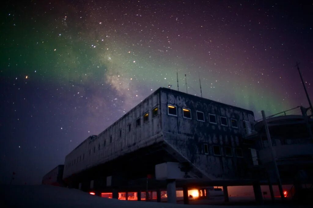 Полярная станция ночью. Арктика станция ночью. Антарктида ночью. Арктическая станция ночью. Включи станцию на ночь