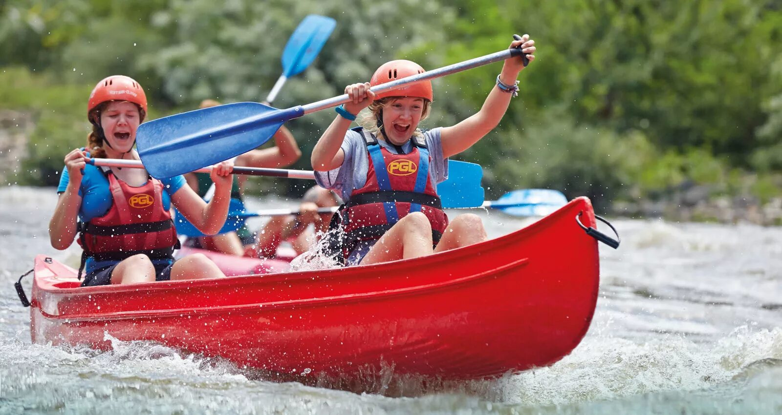 Active holidays. Каякинг на бурной воде. Дети на байдарках. Фэмили адвентуре. Adventure Holiday.