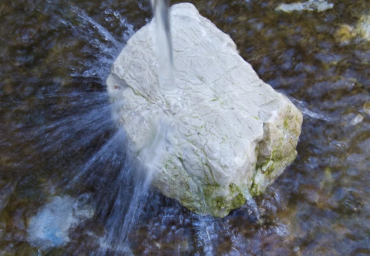 В некоторых источниках можно. Вода разбивает камень. Текучие воды. Капля воды на Камне. Камни в воде.