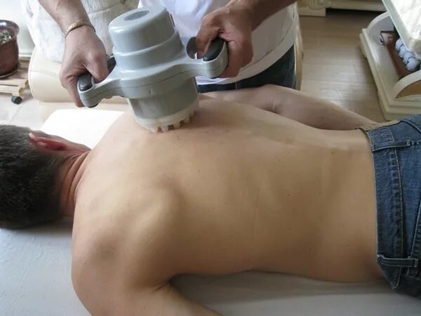 вибрационный массаж при пневмонии. массаж грудной клетки мужчине. классический массаж грудной клетки. вибрационный массаж грудной клетки. постуральный массаж грудной клетки при пневмонии.