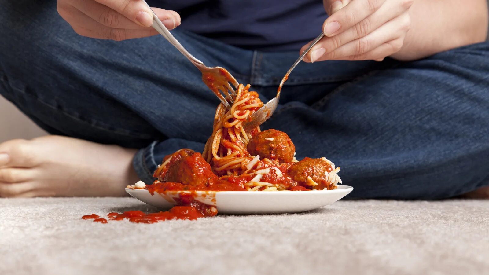 Remove food. Spilling food. spaghetti spilled out of my pockets. кухня water spilling on the floor.