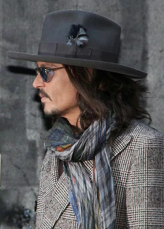 Моди джонни депп. Джонни депп в куртке. Джонни депп стиль одежды. Джонни депп стиль 2022. Джонни депп в молодости одежда.