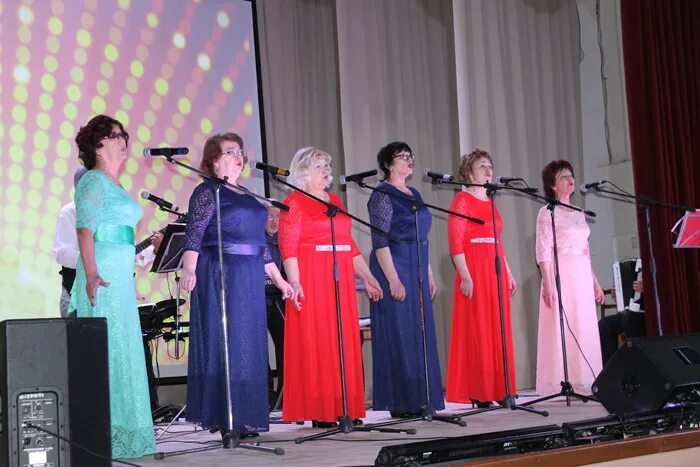 Ансамбль хорошее настроение. Коллектив "хорошее настроение" россияночка". Вокальный ансамбль хорошее настроение г чайковский. Ансамбль хорошее настроение фото костюмов. Коллектив "хорошее настроение" россияночка".