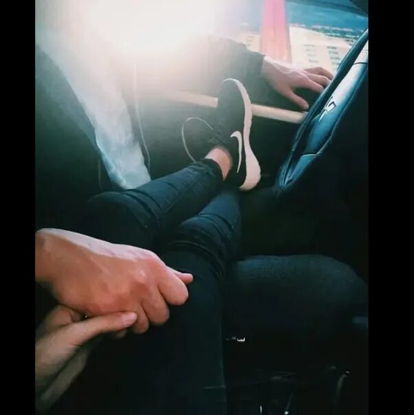 Парень с девушкой в авто. Руки в машине. Ноги девушки в машине. Мужская рука на коленке в авто. Женские ножки в авто.