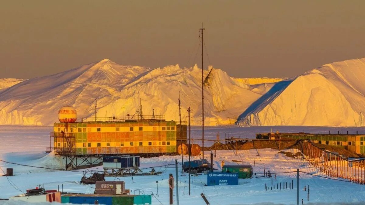 Первые антарктические станции. Полярная станция Мирный в Антарктиде. Станция Мирный в Антарктиде. Поселок Мирный Антарктида. Российская Полярная станция Мирный.