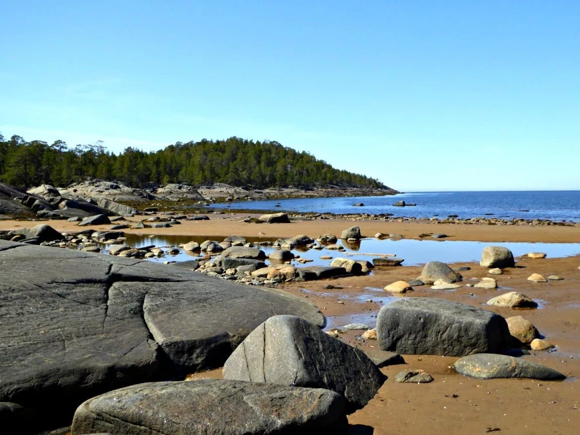 Онега стоит. Кий-остров. Онежская губа белого моря. Остров кий в белом море. Онежская губа белого моря. Берег Онега белое море.