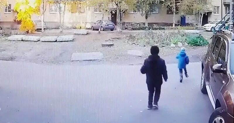 В одном из московских дворов мальчики издевались