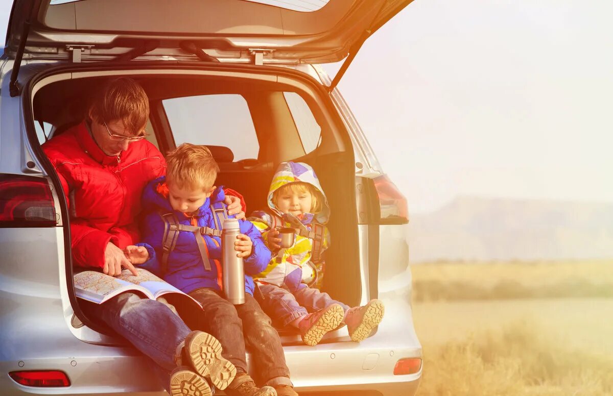 Путешествие на автомобиле. Машина для путешествий семьей. Семья в машине. Путешествие с детьми. Easy family