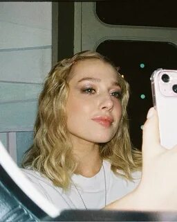 Bir transvestit uning eshagiga qolini qoyadi