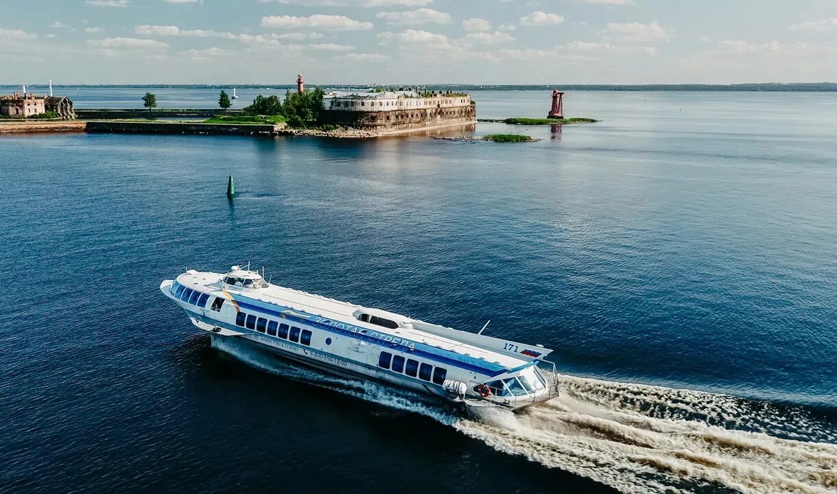 Экскурсии кронштадт санкт петербург по воде. Метеор кронштадт санкт-петербург. катамаран котлин 04580. пассажирский катамаран котлин. остров котлин кронштадт.