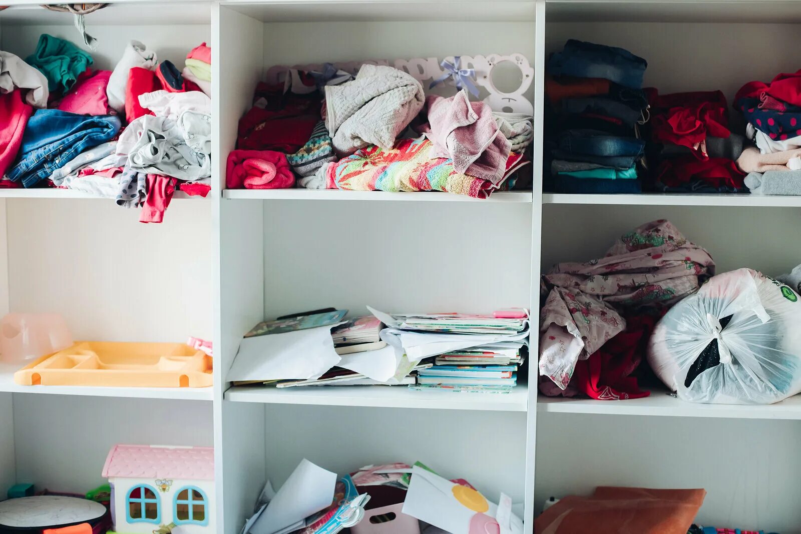 Стирка грязного белья. Блузка на вешалке. Ароматы для белья в шкаф. Ароматизатор для вещей в шкафу. Как сделать чтобы вещи пахли.