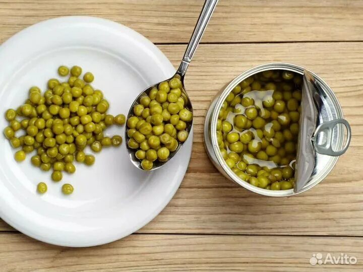 Лучший консервированный горошек. Зелёный горошек консервированный. горох в тарелке. зеленый горошек в тарелке. горошек консервированный на тарелке.