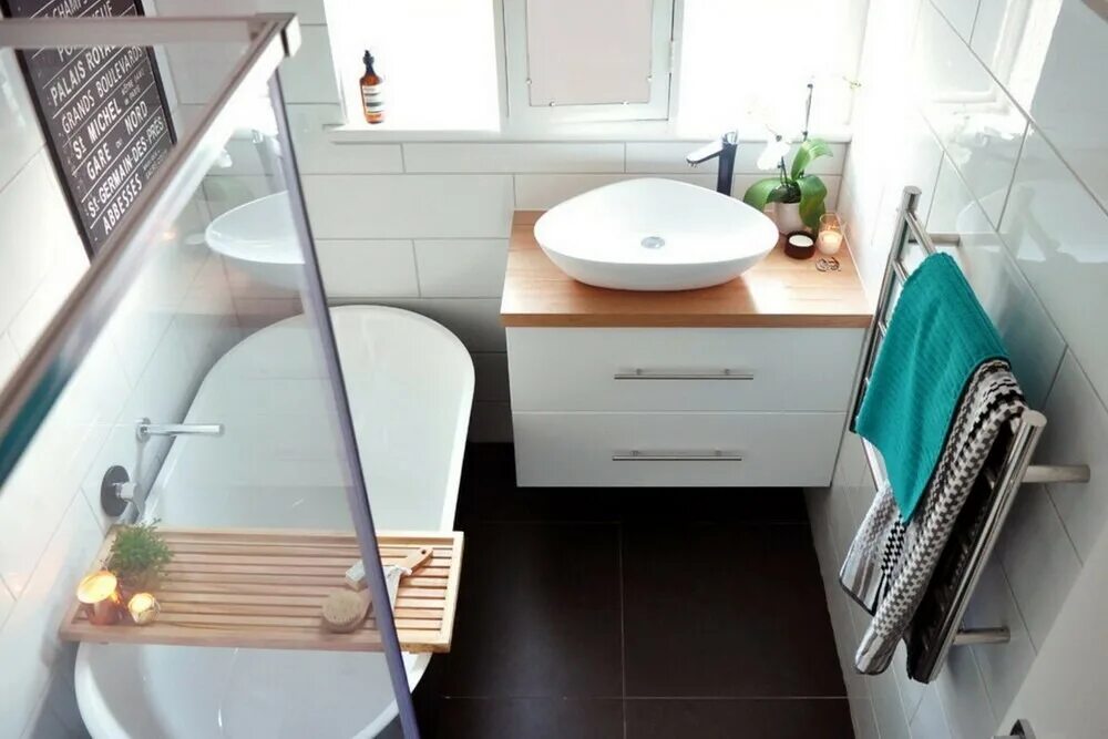 Деревянная ванная комната. Обустройство небольшой ванной комнаты. Ванная комната с душем и туалетом. Ванная комната в коттедже. Интерьер ванной комнаты.