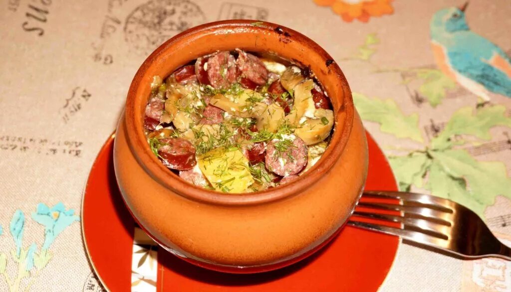картошка с колбасками в горшочках. горшочки с охотничьими колбасками. охотничьи колбаски с картофелем в горшочках. картошка с охотничьими колбасками в горшочках. фасоль с колбасками охотничьими в горшочках рецепт.