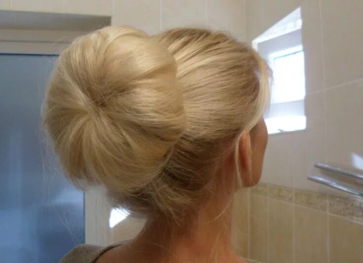 Поднять макушку. Поднять макушку. Причёски шишки на голове. На макушке приподнять приподнять волосы. Поднять макушку.