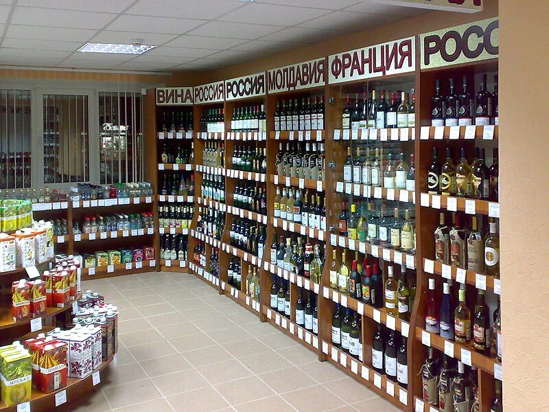 Полки для пивного магазина. Витрина винного магазина. Витрина алкогольного магазина. Витрина с алкоголем. Алкогольные напитки на витрине.