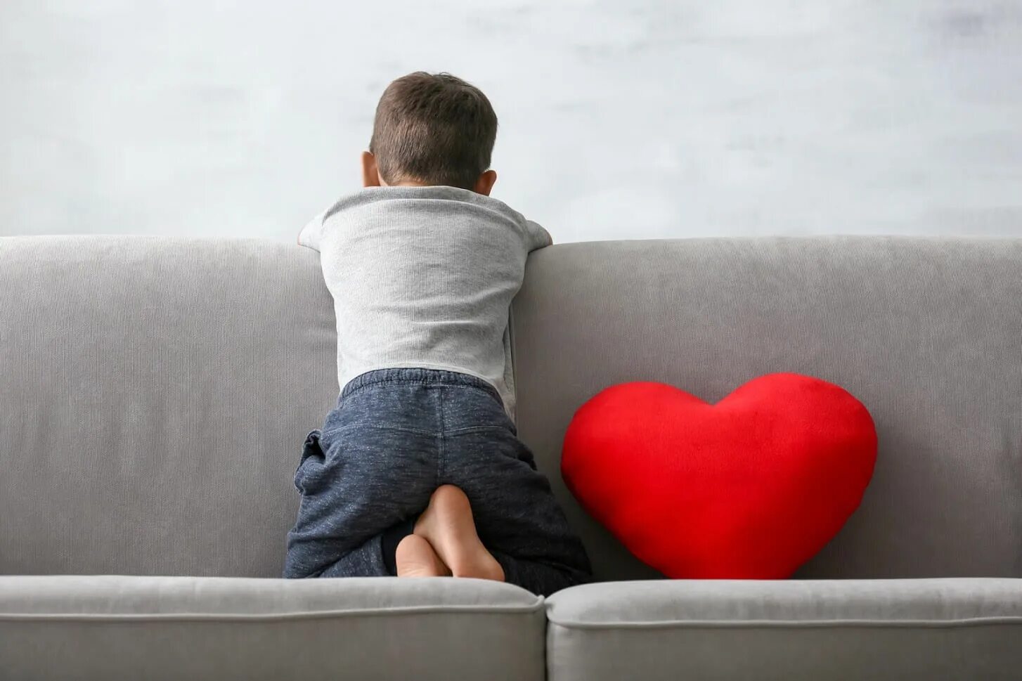 Been is a little boy. Дети на диване. Диван для мальчика. Диван для аутистов. Children sitting on the Couch.