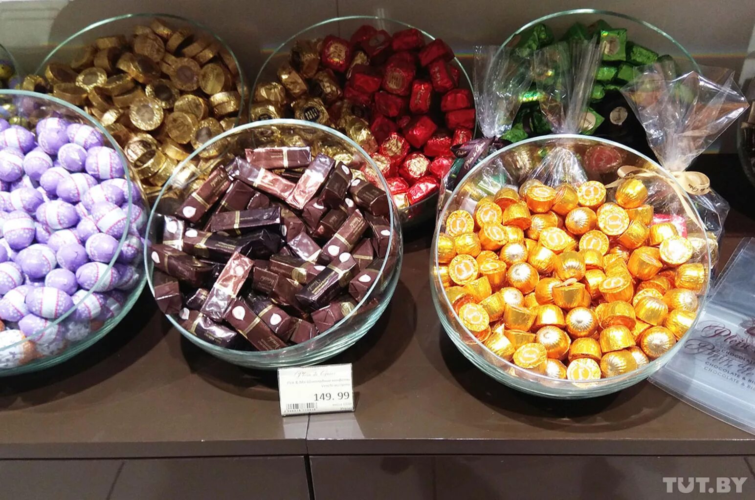 конфеты сухофрукты в шоколаде. где продать конфеты. шоколадные конфеты на развес. конфеты угости город. конфеты с сухофруктами.