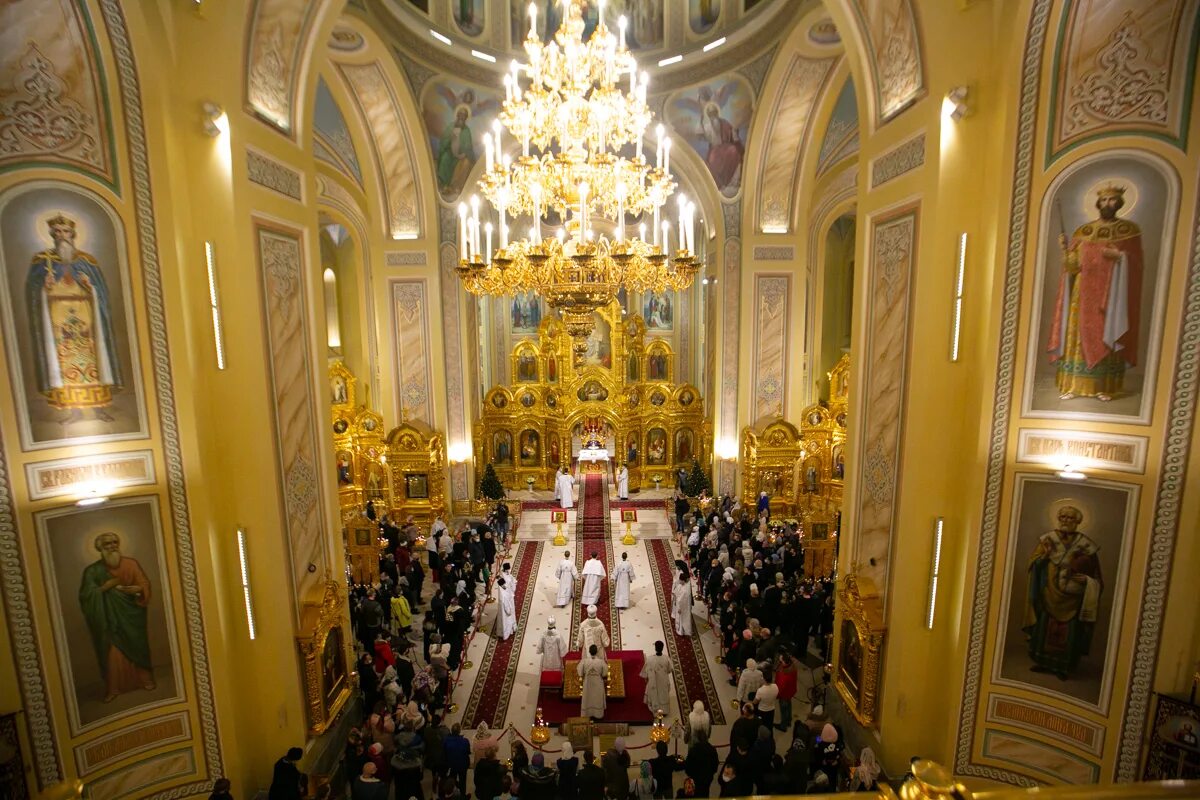 Успенский собор ярославль рождество. Запись прямой трансляции 7 января храм. С рождеством христовым храм христа спасителя. Богослужение на рождество христово. Рождество христово богослужения храм рождества.