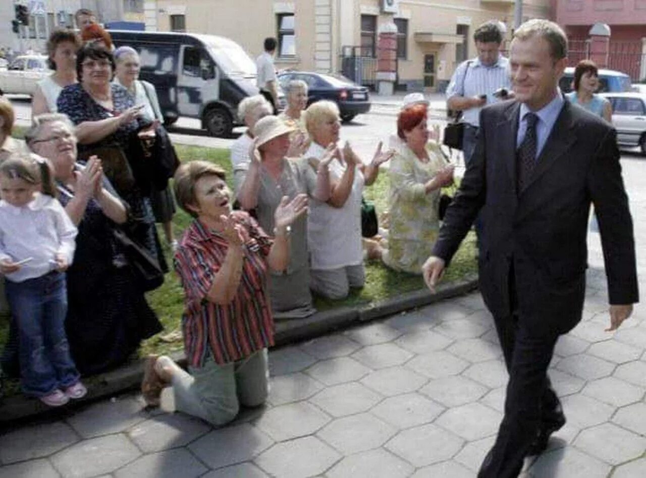 В киеве стали на колени. Украинские люди на коленях. В киеве стали на колени. Жители западной украины. В киеве стали на колени.