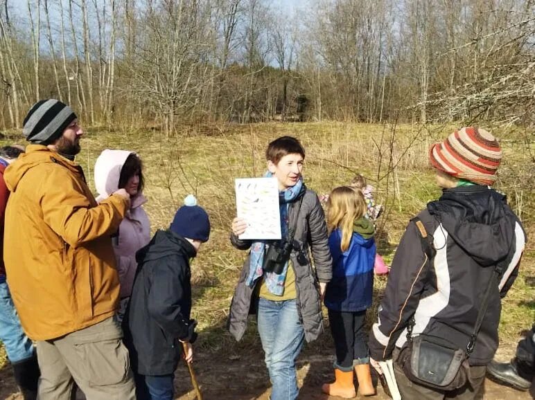 Весенние экскурсии. Дети на экскурсии в весеннем парке фото. Весенние экскурсии. Весенняя экскурсия в природу 2 класс. Весенние экскурсии.