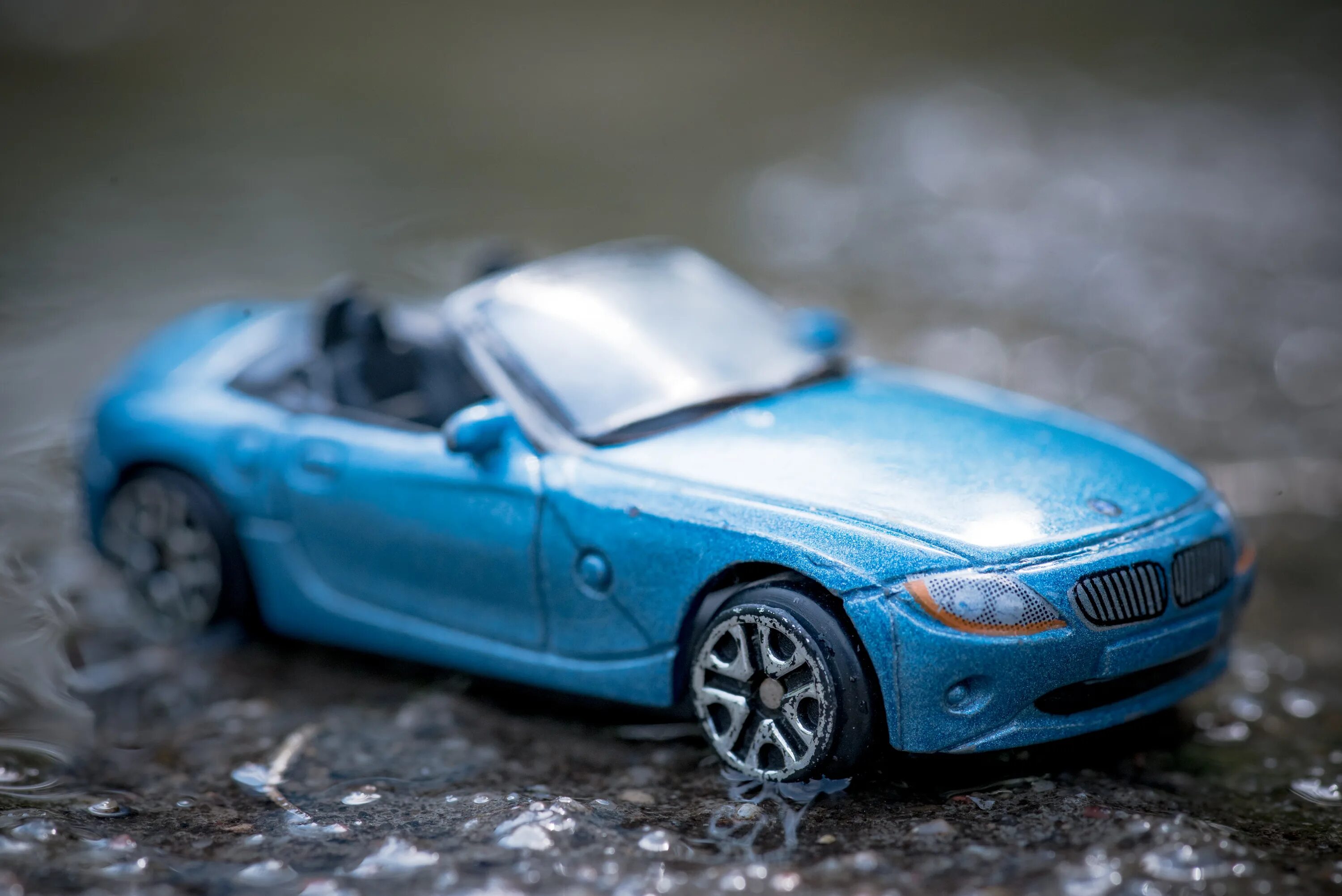 Маленькая синяя машина. Машинка синяя. Голубая машина игрушечная. Синяя игрушечная машинка. Маленькая синяя машинка.