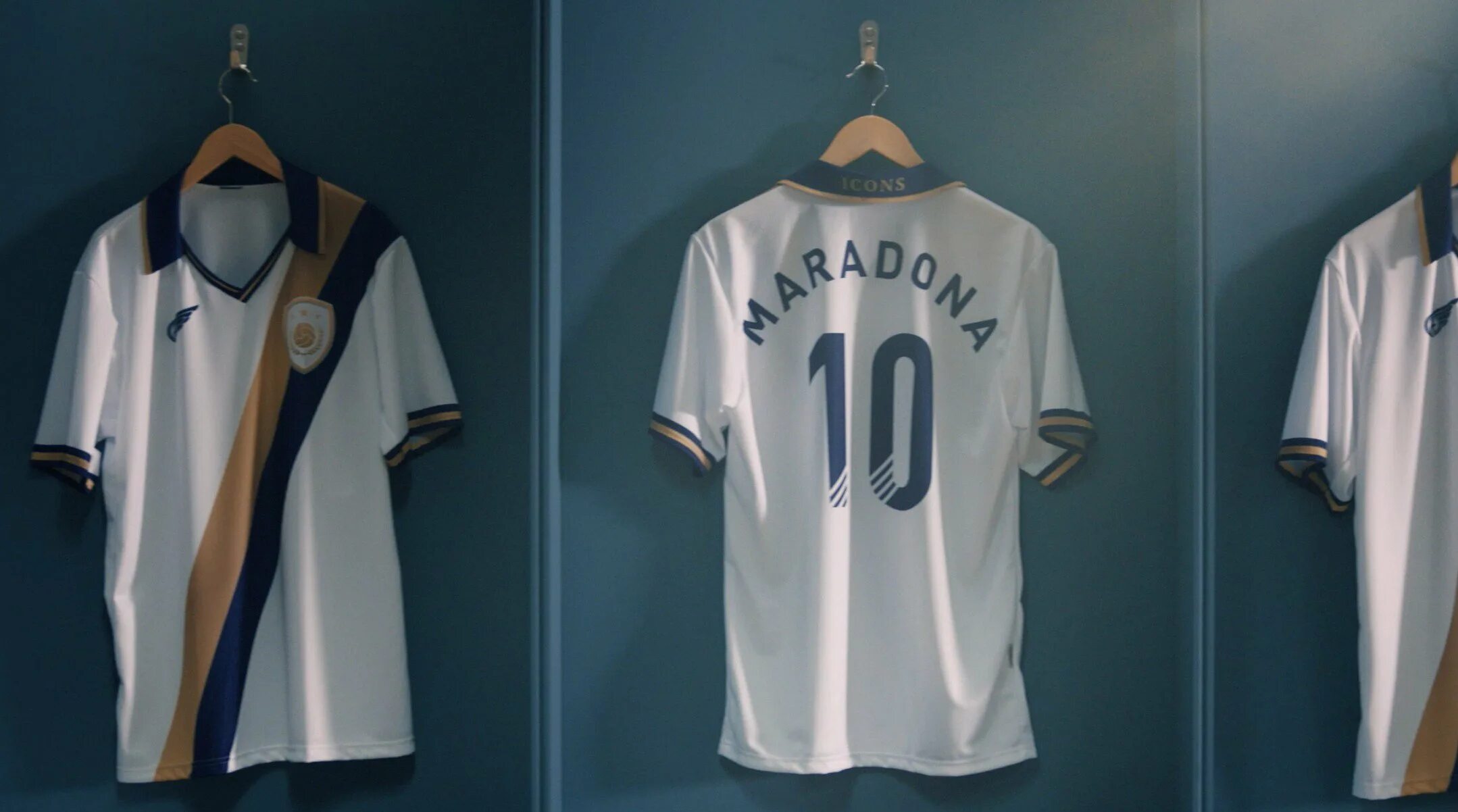 Кака fifa 21. Легенды фифа мобайл. Карточки легенд в фифе мобайл. Футбольная форма фифа 22. Форма кумиров.