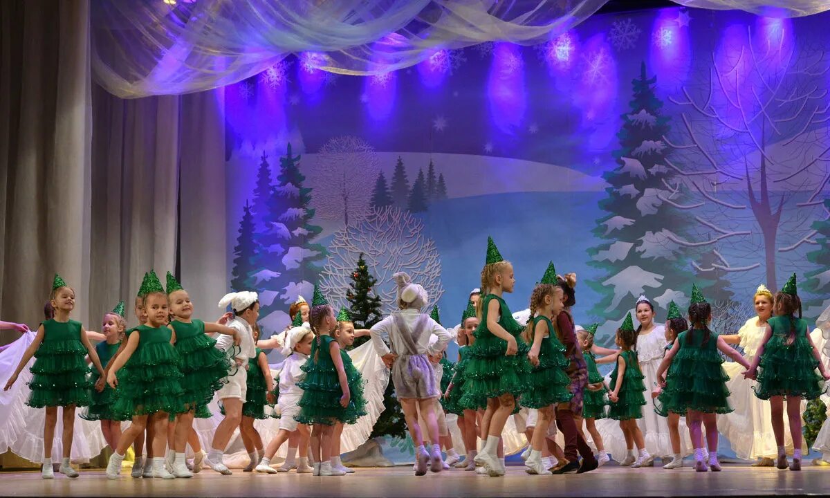 Выступление нового года. Новогодний концерт. Выступление нового года. Новогоднее выступление. Новогоднее выступление.