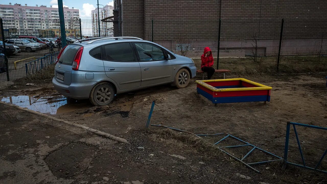 Машина во дворе. Парковка на детской площадке. Автомобиль припаркованный на детской площадке. Парковка машин во дворе. Можно мыть машину во дворе многоквартирного дома