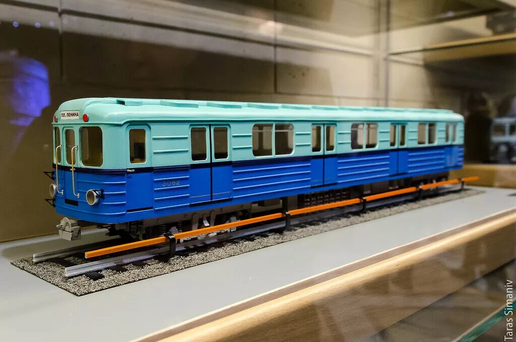 Поезд метро игрушка