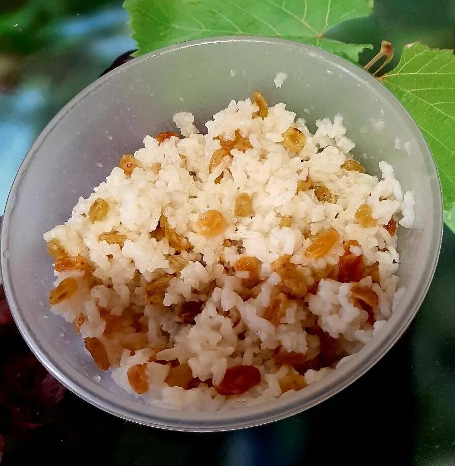 Как варить рис на кутью на поминки. Кутья с рисом. кутья поминальная. кутья поминальная с изюмом. кутья с рисом и изюмом.