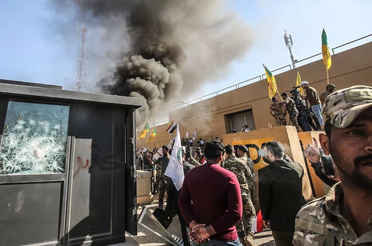 Американские нападения. Посольство США Багдад Ирак. Штурм посольства США В Ираке 2019. Нападение на посольство США В Багдаде (2019). Атака на американское посольство в Ираке.