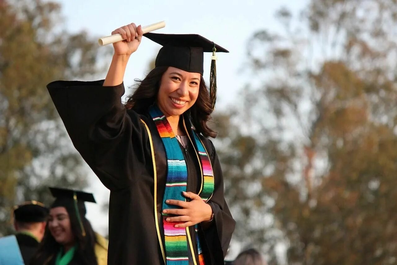 Graduate from. Graduate from. Черные студенты. Выпускники университета. Поступление в университет.