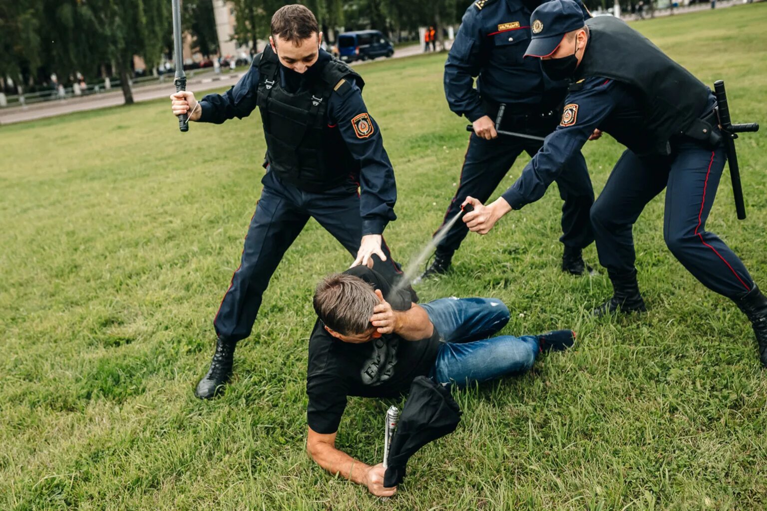 Избиение группой статья. ОМОН В Белоруссии избивает человека. Полицейский избивает дубинкой.